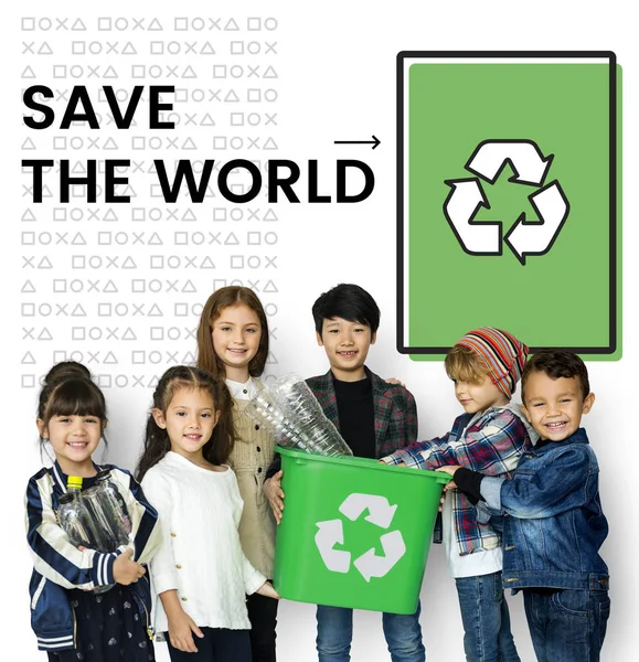 Bambini con bidone del riciclaggio — Foto Stock