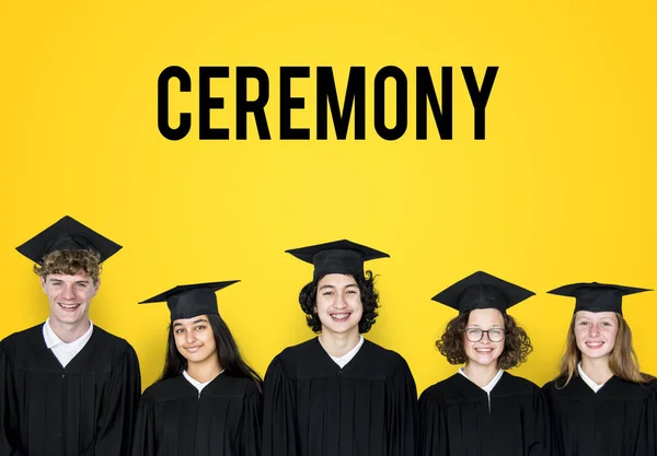 Estudiantes con gorras y batas de graduación —  Fotos de Stock