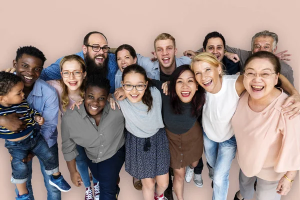 Persone che si abbracciano in studio — Foto Stock