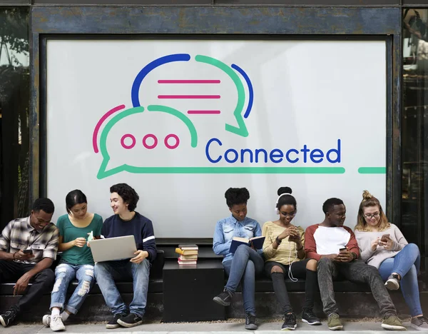Studenten sitzen auf der Straße — Stockfoto