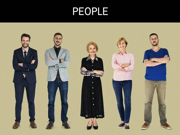 Människor som står med korsade armar — Stockfoto