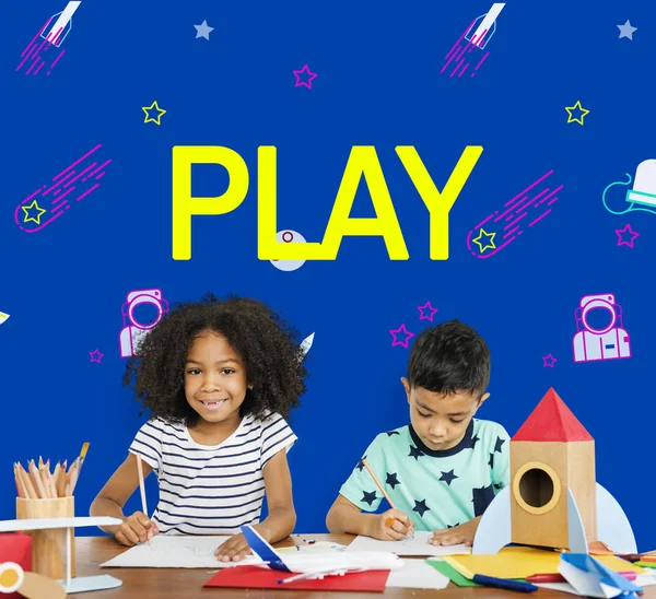 Küçük çocuklar masada çizim 