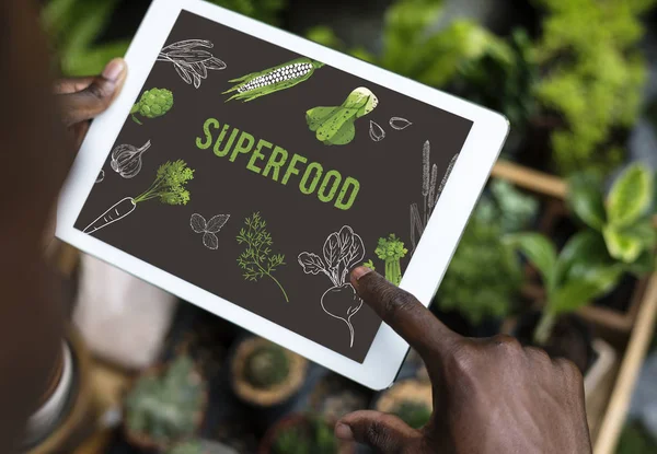 Dijital tablet kullanan kişi