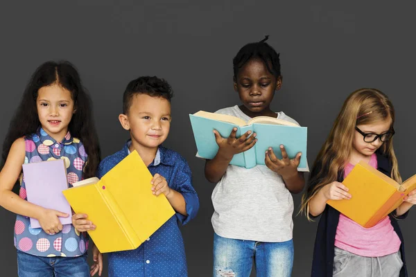 Niños leyendo libros — Foto de Stock