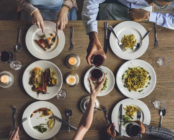신부 및 신랑 친구 들과 함께 식사 — 스톡 사진