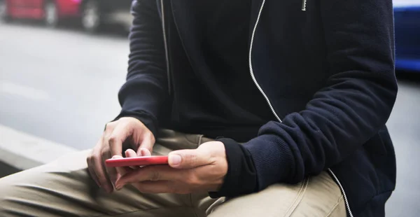 Homem usando smartphone — Fotografia de Stock