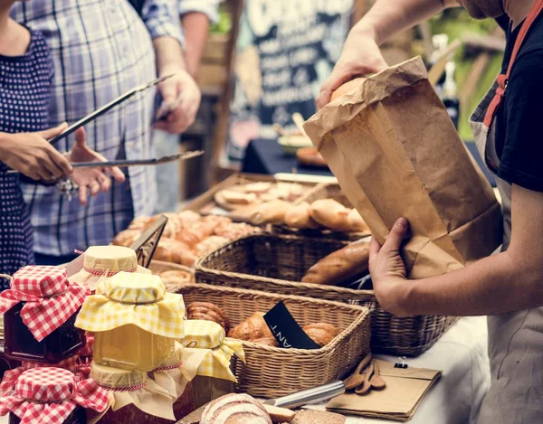 Mensen op lokaal voedsel festival — Stockfoto