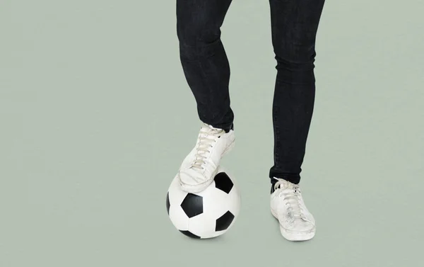 Pernas com bola de futebol — Fotografia de Stock