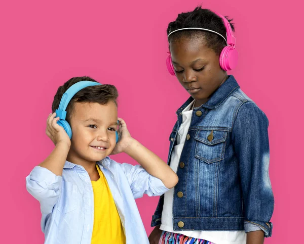 Niños disfrutando escuchando música —  Fotos de Stock