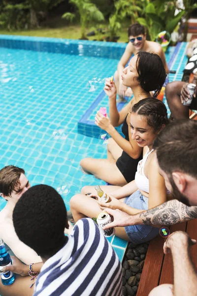 havuz kenarında zevk çeşitlilik arkadaşlar