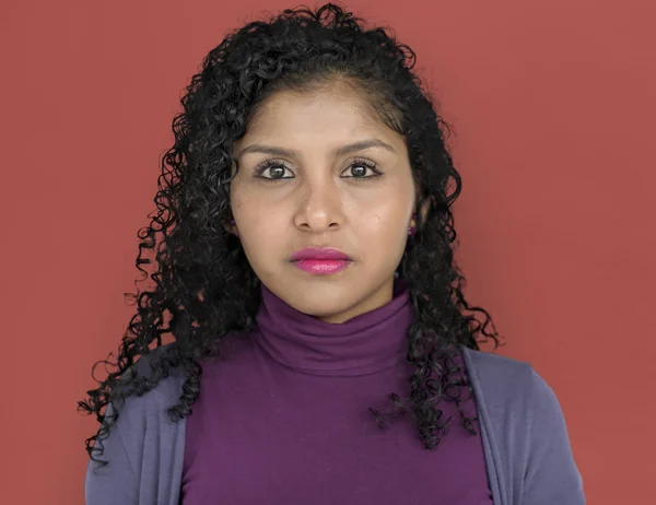 Mujer seria con el pelo rizado — Foto de Stock