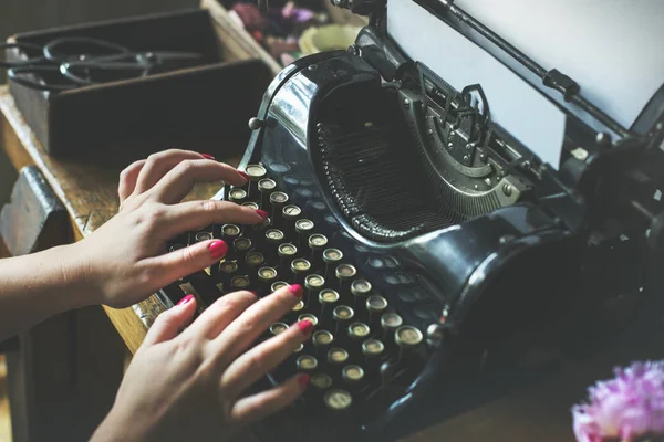 Mulher digitando em máquina de escrever vintage — Fotografia de Stock