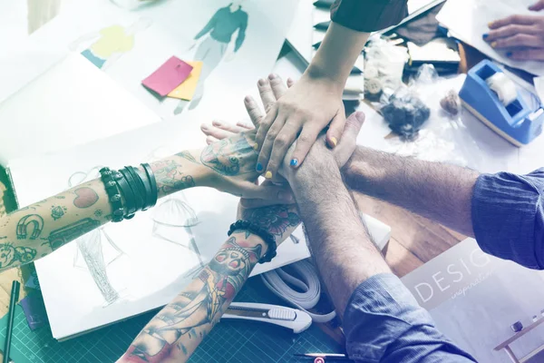 insanlar el ele tutusun kısmi görünümünü