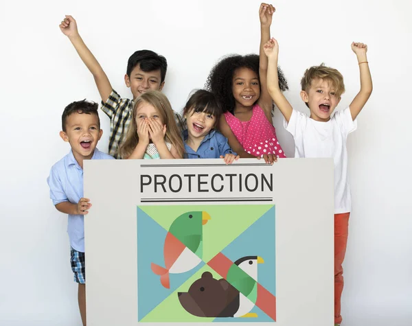 küçük çocuklar afişini holding