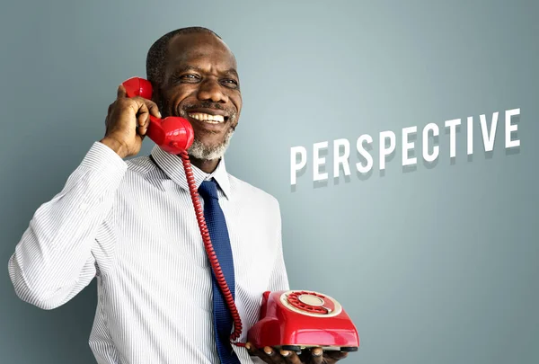 Άνθρωπος των επιχειρήσεων χρησιμοποιώντας κόκκινο τηλέφωνο — Φωτογραφία Αρχείου