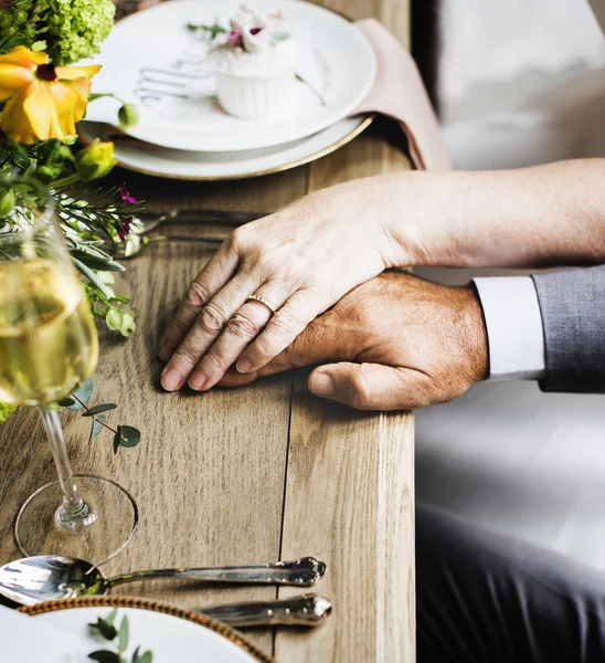 Närbild nygift par hålla händerna grupp kärlek — Stockfoto