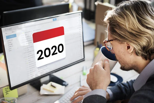 Bilgisayarda çalışan adam  