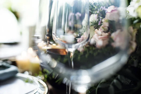 Mesa de restaurante con servicio de ajuste — Foto de Stock