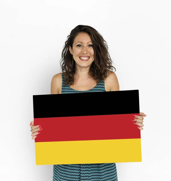 年轻女子捧着德国国旗. — 图库照片