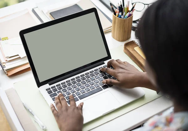 Mulher trabalhando com laptop — Fotografia de Stock