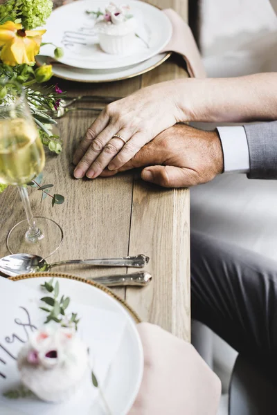 Vértes Newlywed pár tárolás kezek együtt szerelem — Stock Fotó
