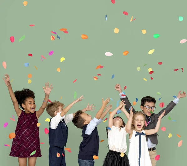 Kinderen vieren met confetti — Stockfoto
