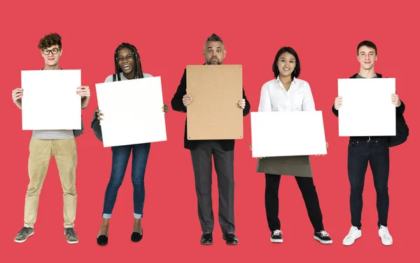 Pessoas segurando placas de papel — Fotografia de Stock