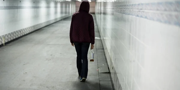 Obdachlose betrunkene Frau mit Flasche — Stockfoto