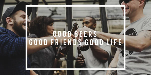 Друзі п'ють пиво разом — стокове фото