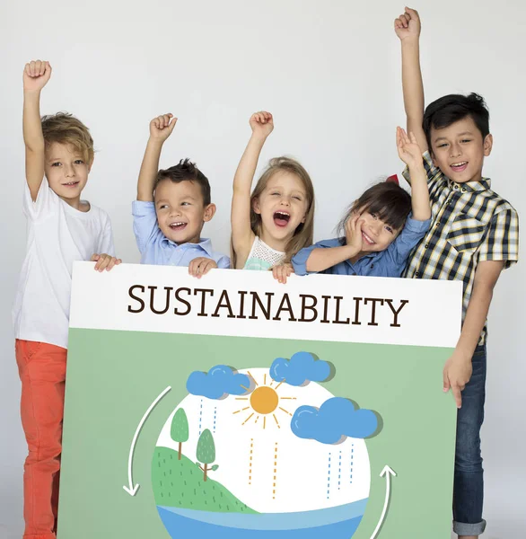 küçük çocuklar afişini holding