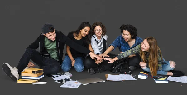 Studenten sammeln Hand in Hand — Stockfoto