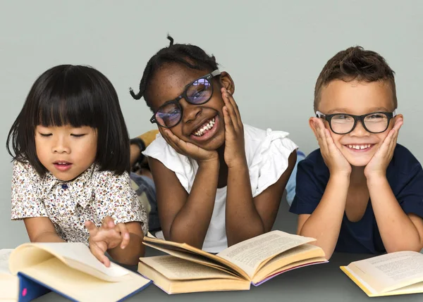 Змішана раса діти читання книг — стокове фото