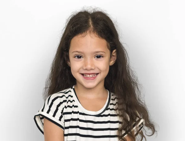 Pequena menina sorridente no estúdio — Fotografia de Stock