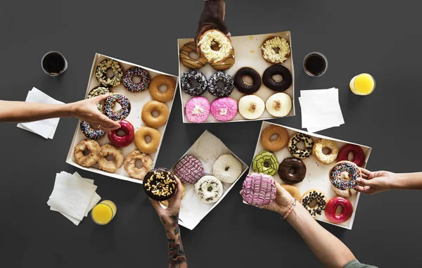 Hands selecting donuts — Stock Photo, Image