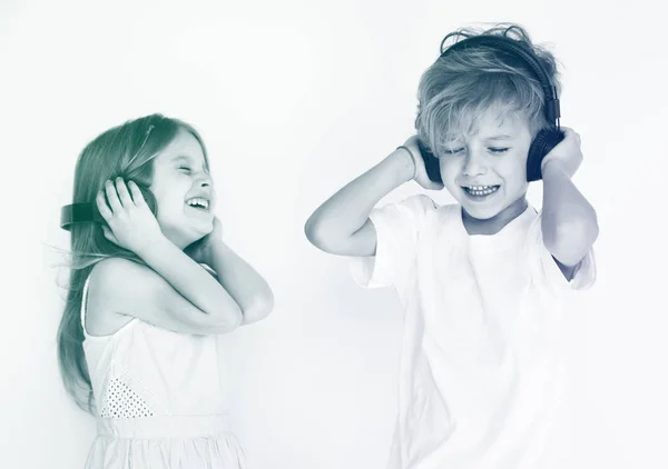 Kinderen genieten van muziek in hoofdtelefoons — Stockfoto