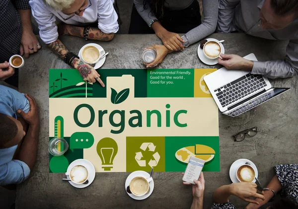 insanlar afiş üzerinde çalışma 