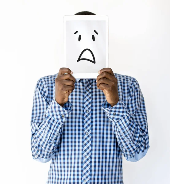 Hombre africano que cubre la cara con la tableta — Foto de Stock