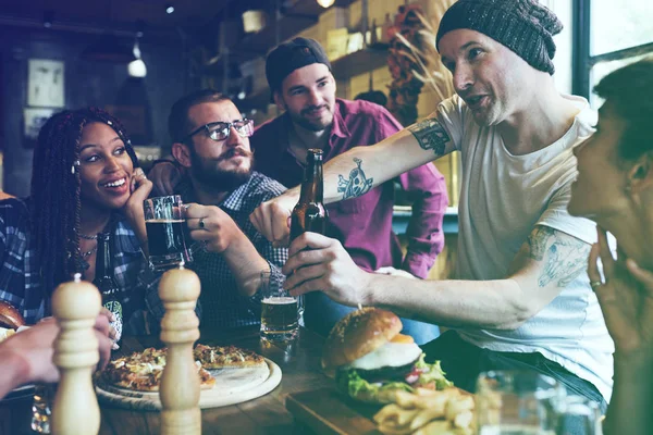 Grupp vänner på fest talar — Stockfoto