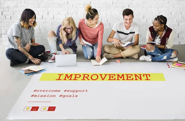 öğrenciler proje üzerinde birlikte çalışma