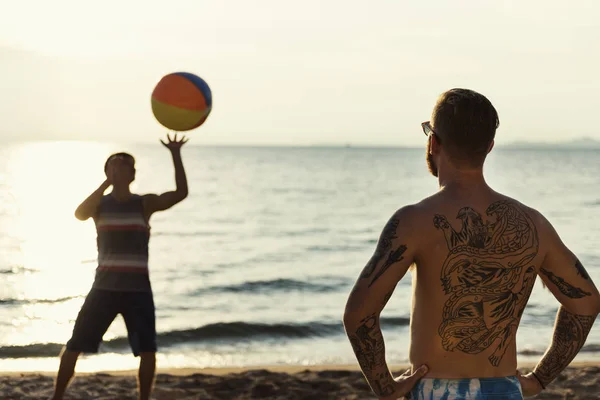 Uomini amici che giocano a beach ball — Foto Stock