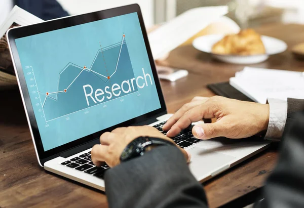 Dizüstü bilgisayarda yazan erkek eller