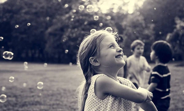 Niños jugando burbujas — Foto de Stock