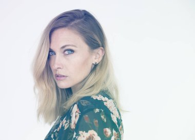 Studio sarışın kadın