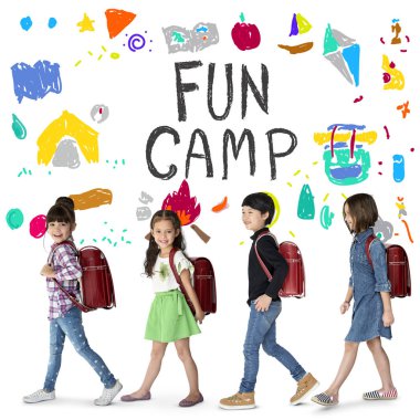 sırt çantaları ile yürüme çocuklar