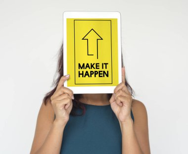 kişi holding dijital tablet 