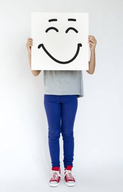 Kağıt afiş tutan kişi