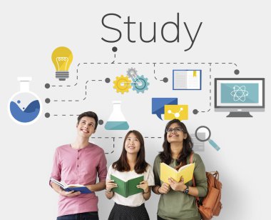 Kitaplar çok kültürlü öğrencilerle gülümseyen