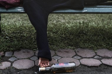 sarhoş evsiz kadın bankta yalan 