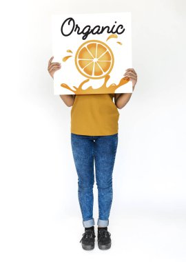 yüz kapsayan afişini tutan kişi 