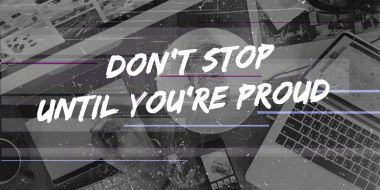 Dizüstü bilgisayar ve diğer öğeleri içeren tablo